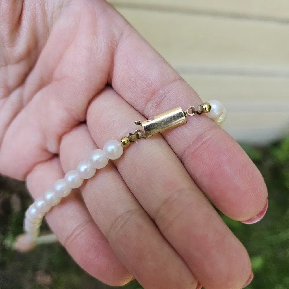 vintage white faux pearl and rosette necklace